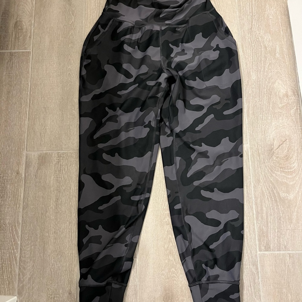 Old Navy Active power soft camo jogger with pockets. Size medium. Never worn.